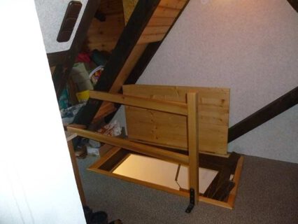 Dachbodenaufgang vorher