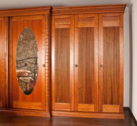 Schlafzimmerschrank aus Pinie, gebeizt und patiniert
