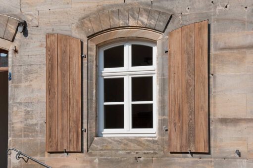 Fenster mit Segmentbogen, 3-flüglig mit Oberlicht, Holzwetterschenkel und Kämpferprofil Fenster mit Segmentbogen, 3-flüglig mit Oberlicht, Holzwetterschenkel und Kämpferprofil
