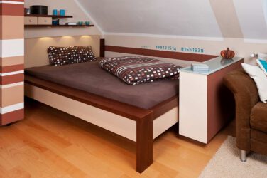 Bett aus Buche Massivholz, dunkelbraun gebeizt, Kopfteil mit Leder gepolstert