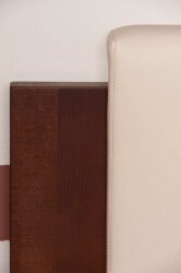 Detail Bett, Kopfteil mit Leder gepolstert