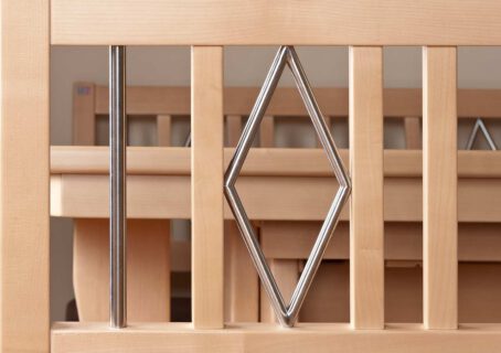 Detail Banklehne, Applikation und Stab aus Edelstahl