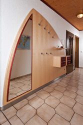 Garderobe aus Esche natur, Schubkästen weinrot gebeizt