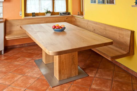Eckbank mit Tisch aus Kirschbaum Massivholz geölt, Bank frei an der Wand hängend