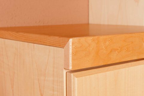 Detail Wohnzimmerschrank, Ahorn und Vogelaugenahorn gebeizt