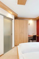 Gästezimmer, Nasszelle mit Ganzglasschiebetür