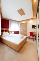 Gästezimmer mit Einbauschrank aus Wildeiche