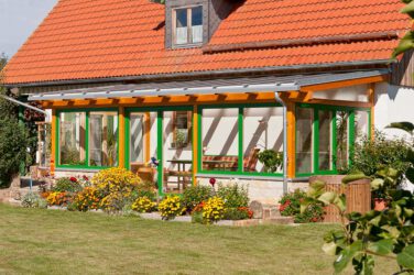 Wohngarten mit Glasdach und Holz-Alu Fenster