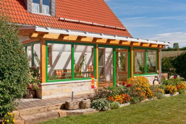 Wohngarten mit Glasdach und Holz-Alu Fenster