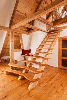 Treppe mit Altholzbalken, Stufen aus Kirschbaum Naturwuchs mit Baumkante