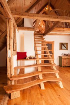 Treppe mit Altholzbalken, Stufen aus Kirschbaum Naturwuchs mit Baumkante