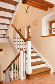 Treppe mit Setzstufen und Sprossengeländer, Wangen und Sprossen weiß lackiert, Stufen aus Eiche, gelaugt und geölt