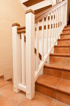 Sprossengeländer zur Steintreppe, weiß lackiert, Handlauf aus Eiche mit Griffmulde, gelaugt und geölt