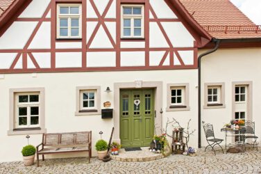 Hausansicht mit 2- flügeliger Haustür und 3- flügelige Fenster mit Oberlicht