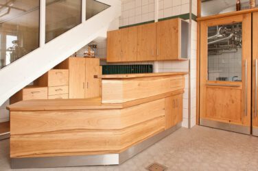 Brauerei Grasser Huppendorf, Braumeisterbüro aus Eiche, Tresenverkleidung mit Naturwuchsbretter, Pendeltür mit Oberlicht