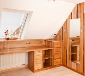 Inneneinrichtung aus Rüster Massivholz, Wandgestaltung mit Naturwuchs Baumkantenbohlen, Spiegel mit Facette flächenbündig