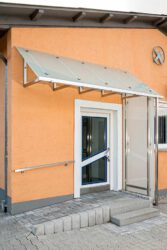 Eingangstür und Haustürvordach mit Seitenteil, Edelstahl mit Mattglas