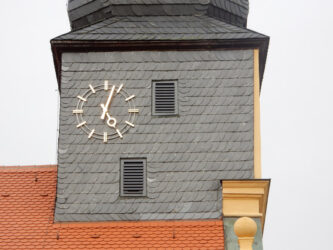 Kirche Viereth, Schallläden mit Fledermausöffnung, grau gestrichen