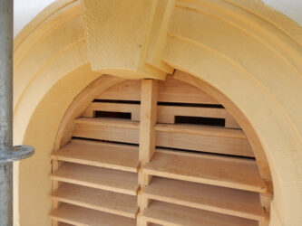 Kirche Nankendorf, Schallladen aus Eiche, Detail Fledermausöffnung