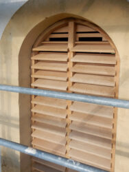 Kirche Nankendorf; Schallladen aus Eiche mit Fledermausöffnung