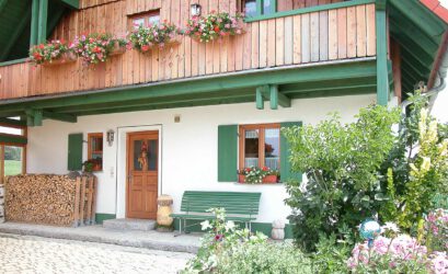 Fenster, Fensterladen und Haustür aus Lärche