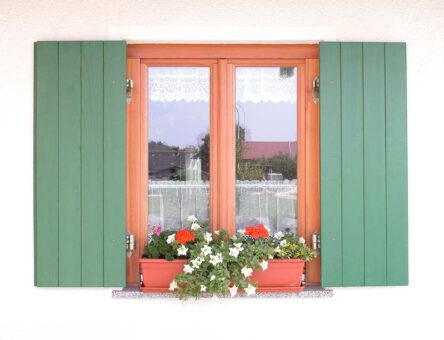 Fenster aus Lärche, Fensterläden mit Innenöffner Fenster aus Lärche, Fensterläden mit Innenöffner
