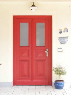 Haustür, tomatenrot lackiert