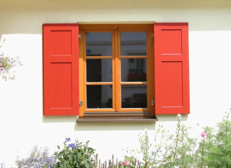 Fenster 2-flüglig mit Sprossen, Fensterläden mit Innenöffner Fenster 2-flüglig mit Sprossen, Fensterläden mit Innenöffner