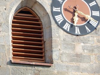 Kirche Neustädtlein, Schalladen aus Lärche mit Fledermauseinflug