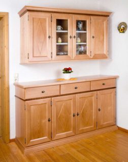 Esszimmerschrank aus Fichte, getönt
