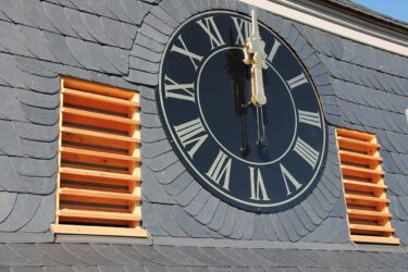 Kirche Modschiedel, Schallläden aus Lärche mit Fledermauseinflug