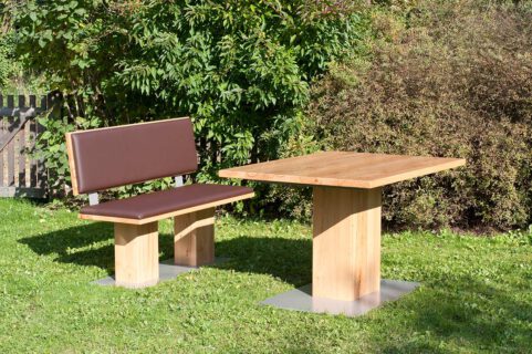Tisch und Bank aus Kernbuche Massivholz ** Fuß als Stahlplatte, Sitzpolster Leder