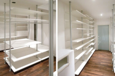 Ankleidezimmer, Regalsystem aus Aluminium, Fachböden und Schubkästen weiß beschichtet