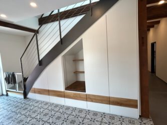 Treppenschrank