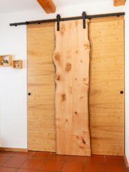Einbaugarderobe mit besonderer Schiebetürführung