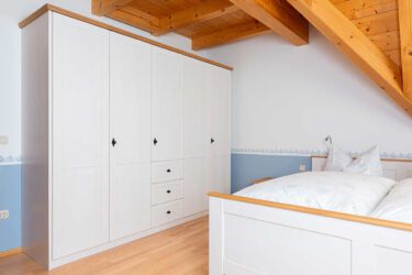 Schlafzimmer aus Fichte, weiß-transparent