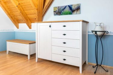 Schlafzimmer aus Fichte, weiß-transparent