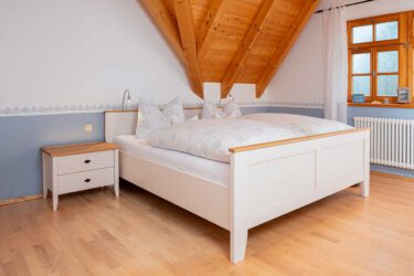 Schlafzimmer aus Fichte, weiß-transparent